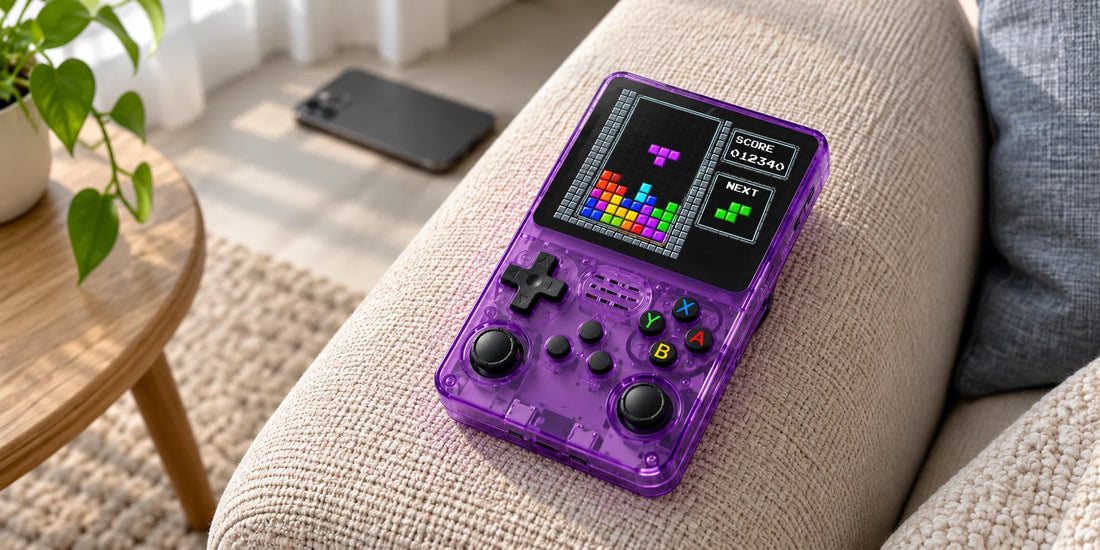 Lila R36S Retro-Handheld mit einer Tetris-Spielszene auf einer hellen Sofa-Armlehne