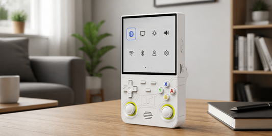 Weißer R36 Ultra Retro-Handheld mit geöffnetem symbolbasiertem Sprach- und Displaymenü auf einem hellen Wohnzimmertisch