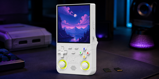 Weißer Retroengel R36 Ultra mit zwei Speicherkarten auf einem dunklen Gaming-Tisch