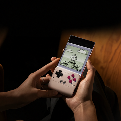 Retro-Handycontroller in der Hand; Smartphone und Spiele nicht enthalten