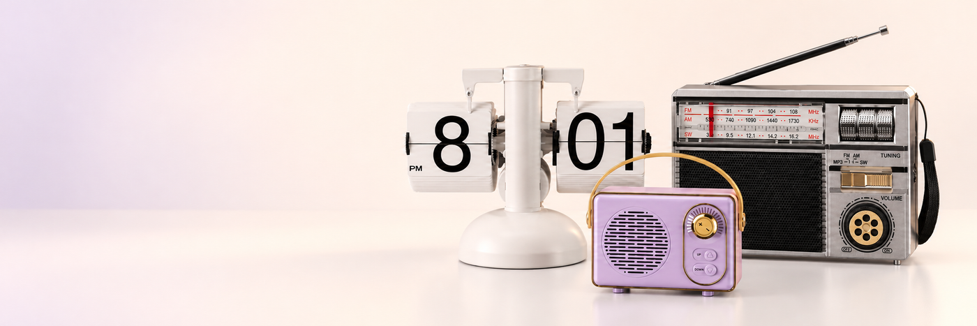 Weiße Flip-Uhr, Retro-Radio und lila Mini-Lautsprecher auf hellem Studiohintergrund
